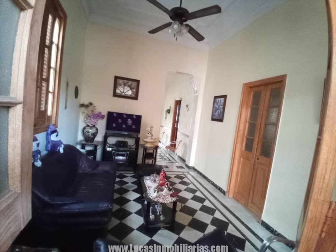 Vendo casa de 3/4, amplia y cómoda, independiente, con garaje en Marianao